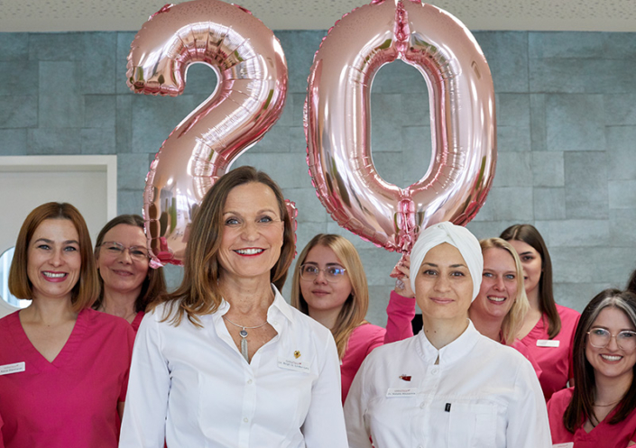 Luftballons mit einer 20, zwei Ärztinnen und ein paar Mitarbeiterinnen von Orthoplace