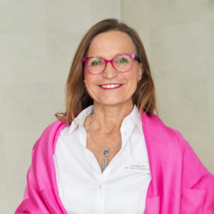 Dr. Birgit Linder-Lais lächelt in die Kamera